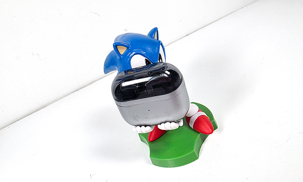 Sonic holding more ear buds