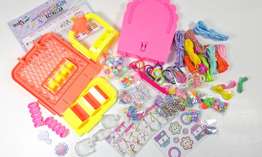 Style 4ever DIY Keychain factory set flat lay showing studio and contents