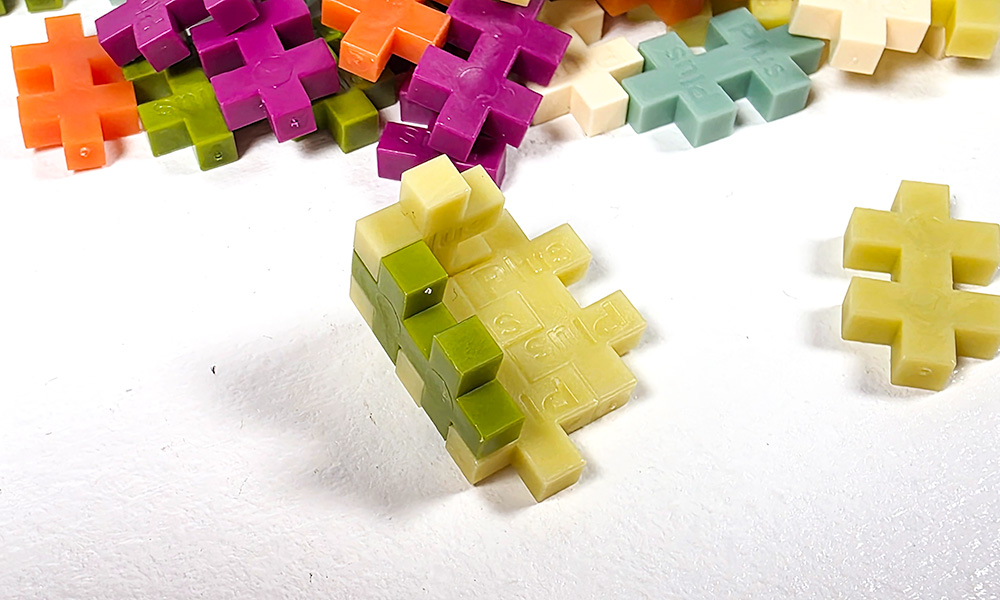 Plus-Plus Botanica Mix Building together
