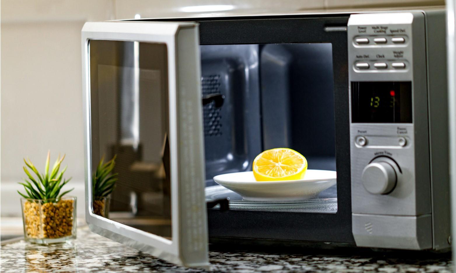 How to Deep Clean your Microwave the Natural Way